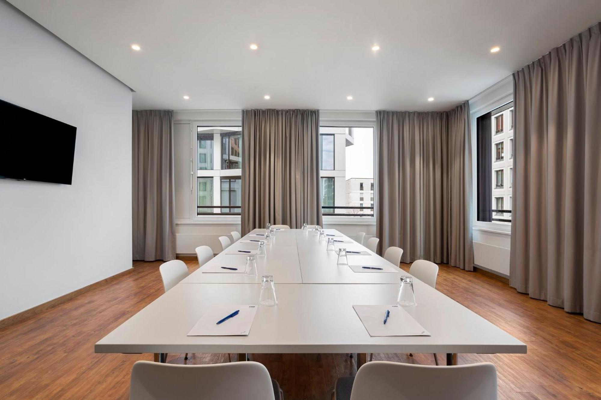 Hotel Express West By Ihg 3*